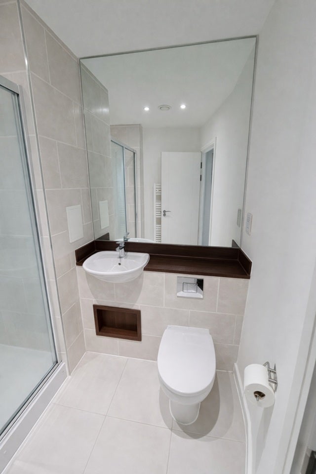 Flat Connersville Way in Greater London