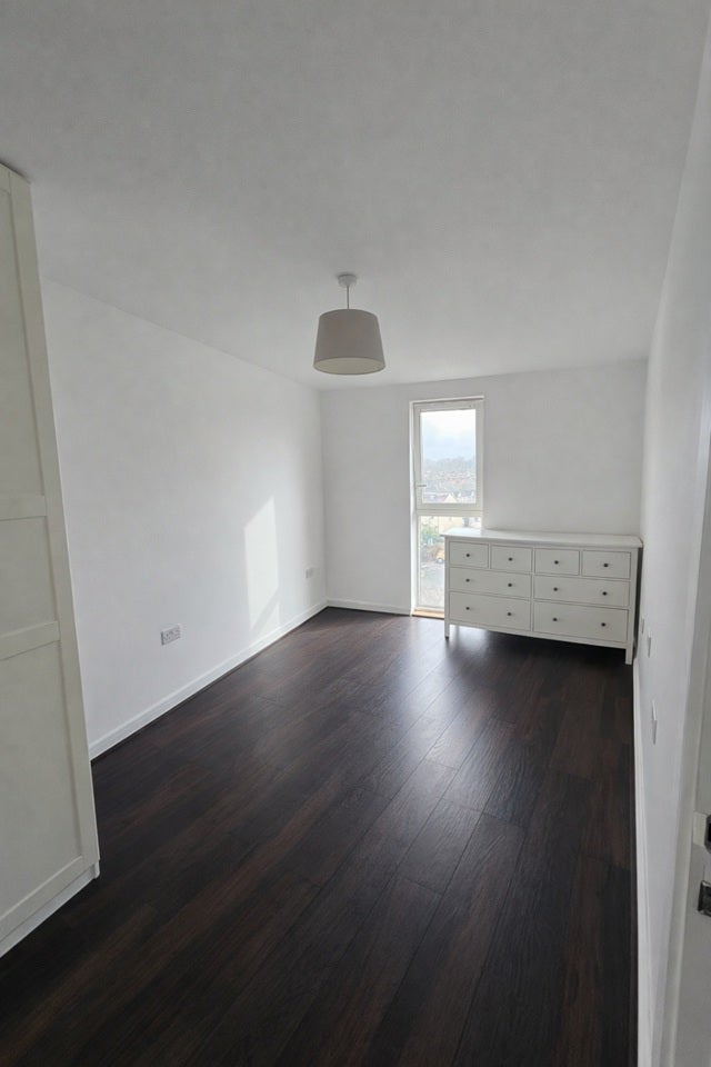 Flat Connersville Way in Greater London