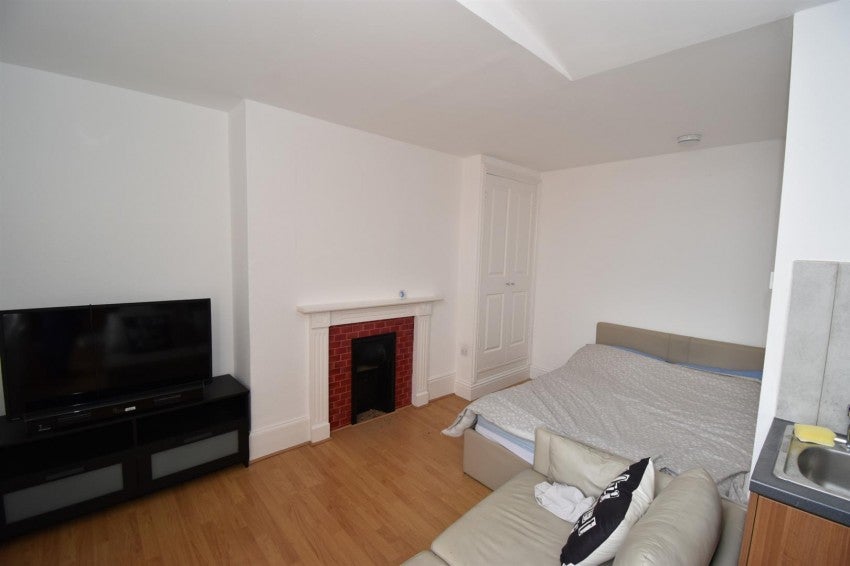 Flat Emscote Road in Warwick