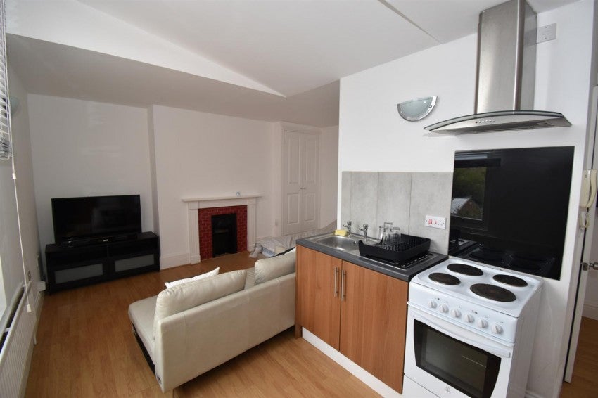 Flat Emscote Road in Warwick