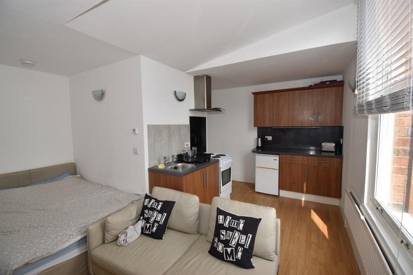 Flat Emscote Road in Warwick
