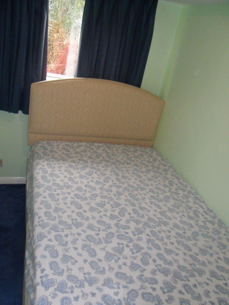 Flat Robinia Close in Greater London