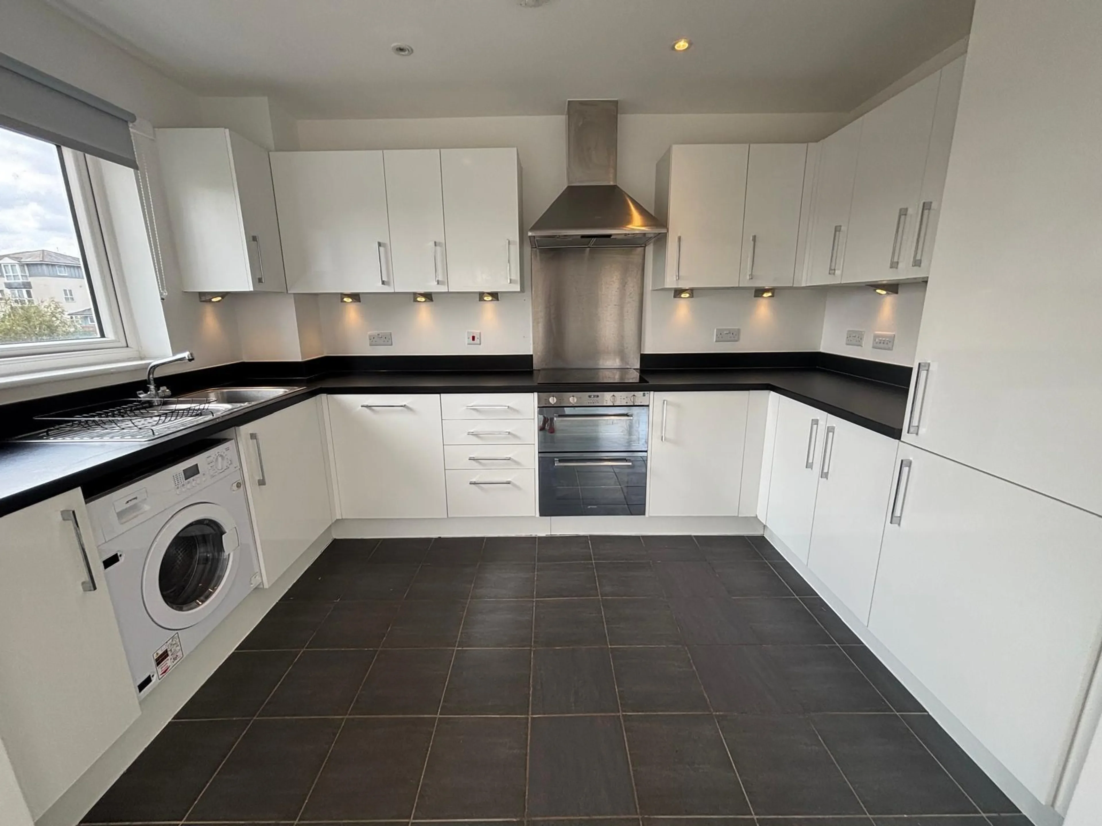 Flat Kingfisher Close in Warwick