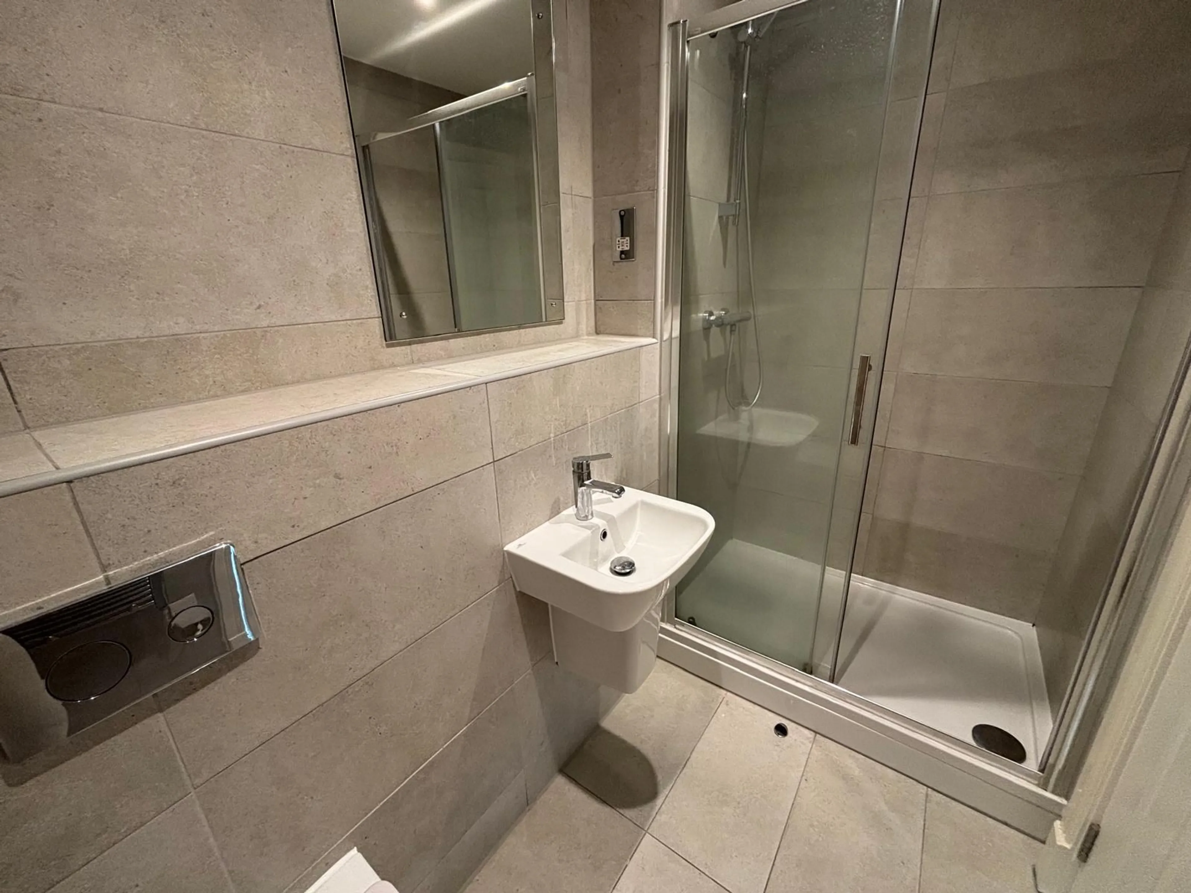 Flat Kingfisher Close in Warwick