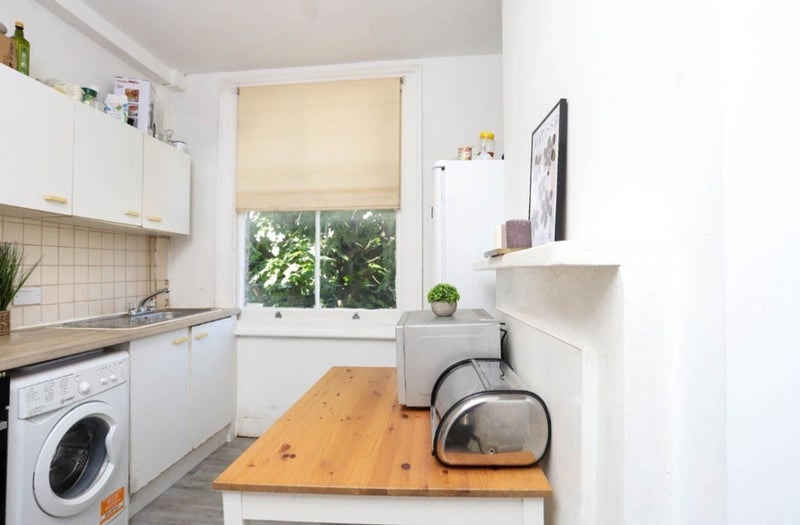 Room Fulham Road in Greater London