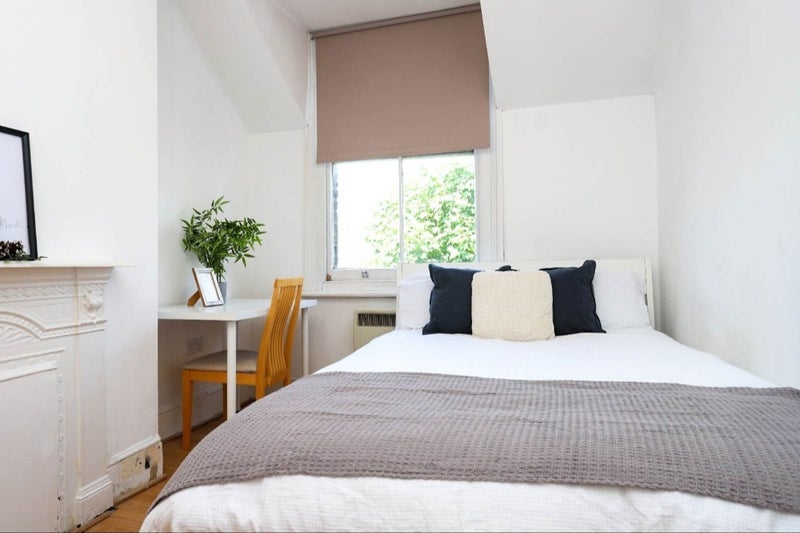 Room Fulham Road in Greater London
