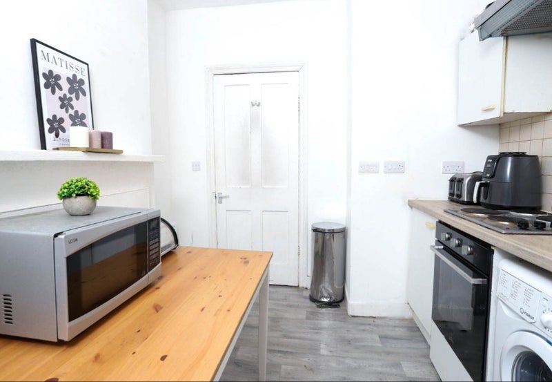 Room Fulham Road in Greater London