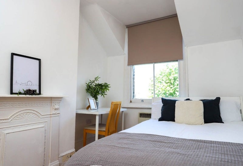 Room Fulham Road in Greater London
