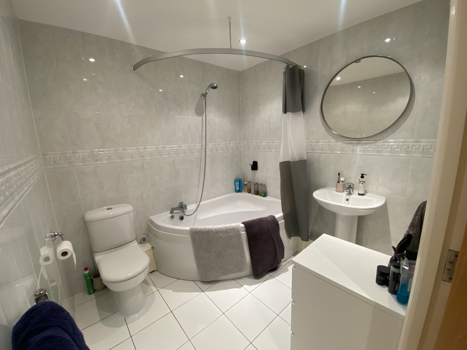 Flat Far Headingley Court in Leeds