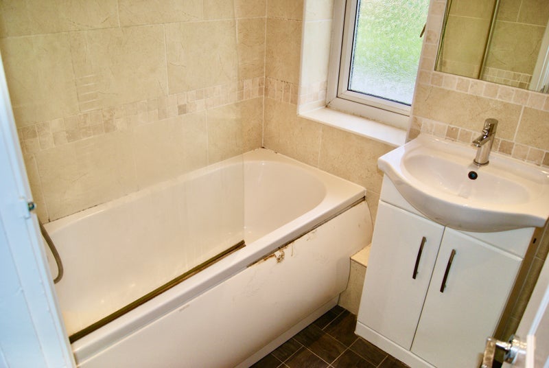 Room Martock Avenue in Manchester