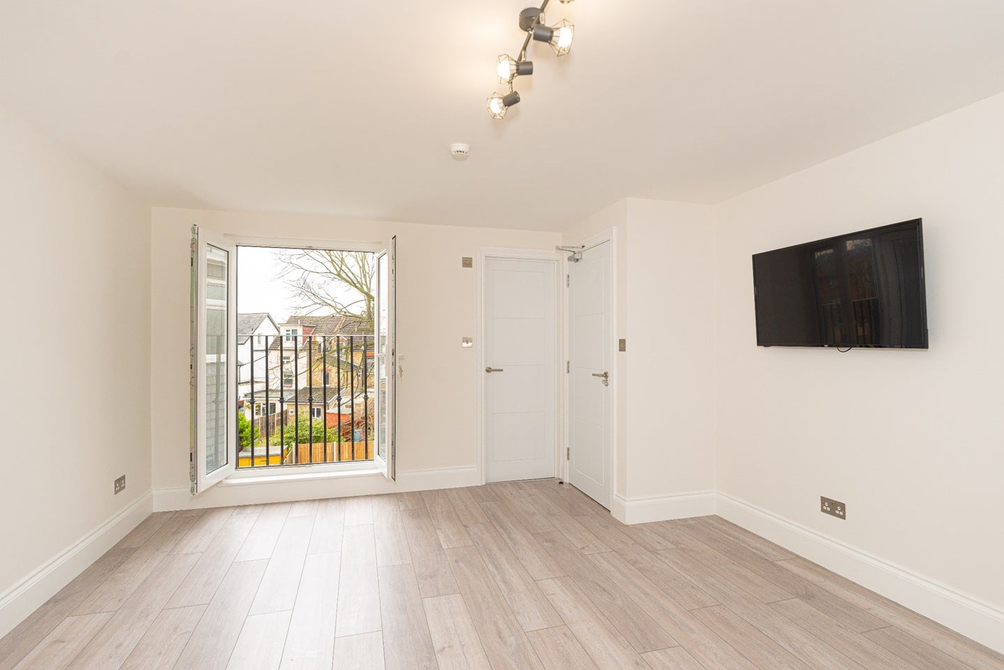 Flat Hurlstone Road in Greater London