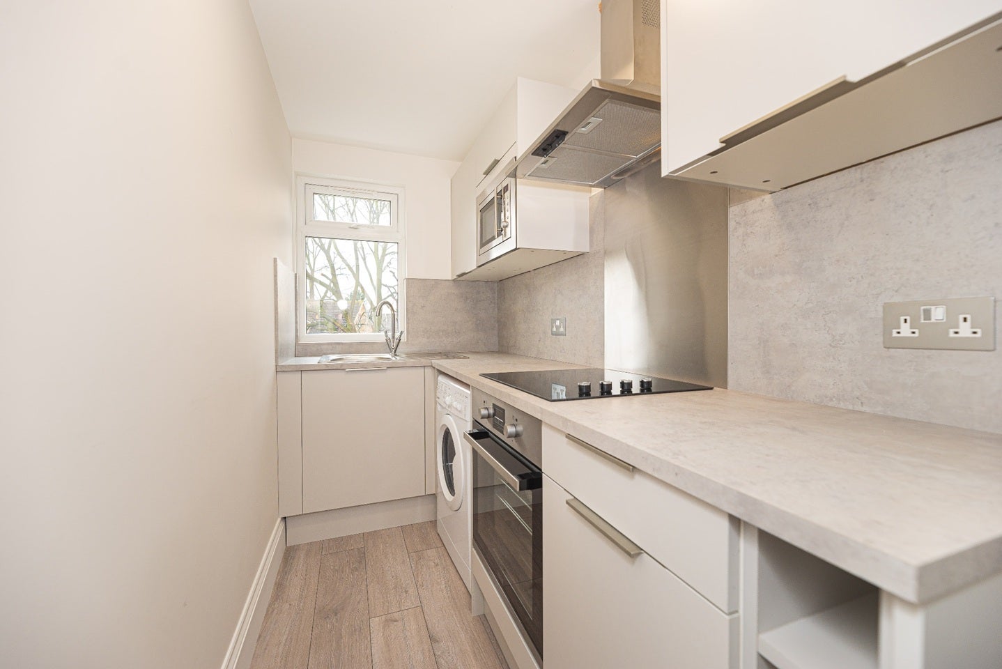 Flat Hurlstone Road in Greater London