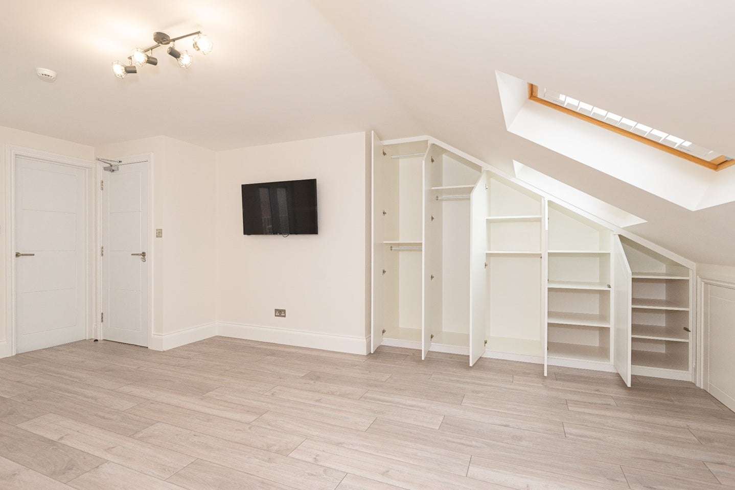 Flat Hurlstone Road in Greater London