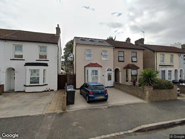Flat Hurlstone Road in Greater London