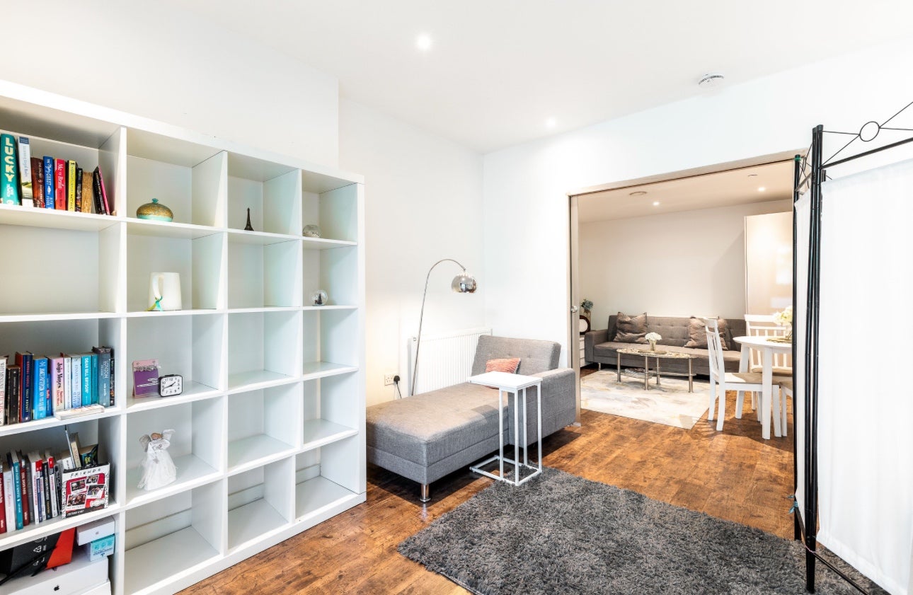 Flat Queenstown Road in Greater London