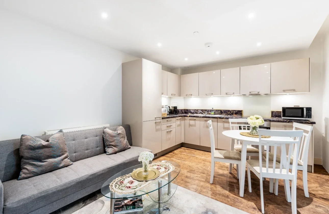 Flat Queenstown Road in Greater London