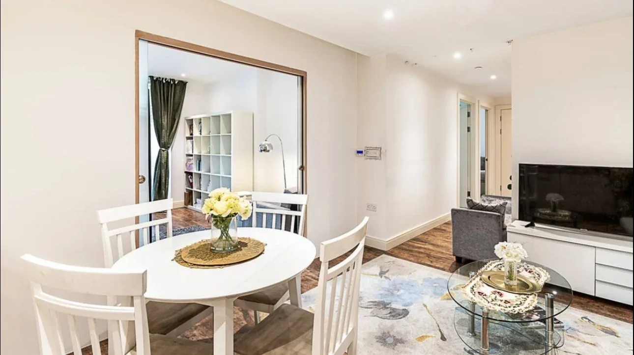 Flat Queenstown Road in Greater London
