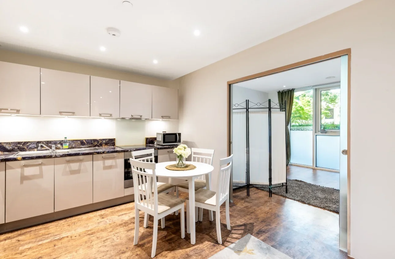 Flat Queenstown Road in Greater London