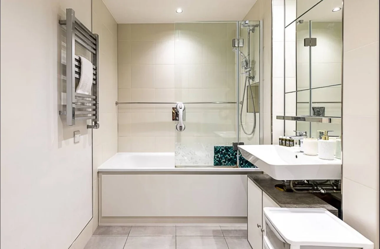 Flat Queenstown Road in Greater London