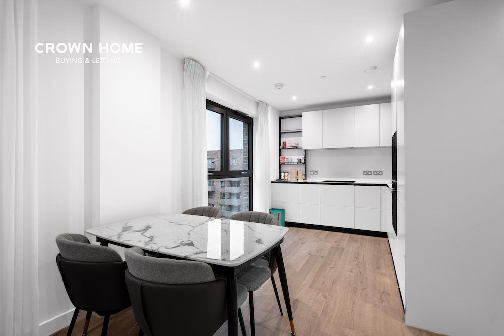 Flat Station Place in Greater London