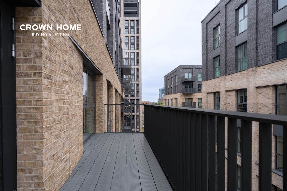 Flat Station Place in Greater London