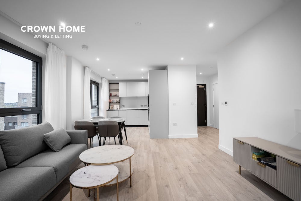 Flat Station Place in Greater London