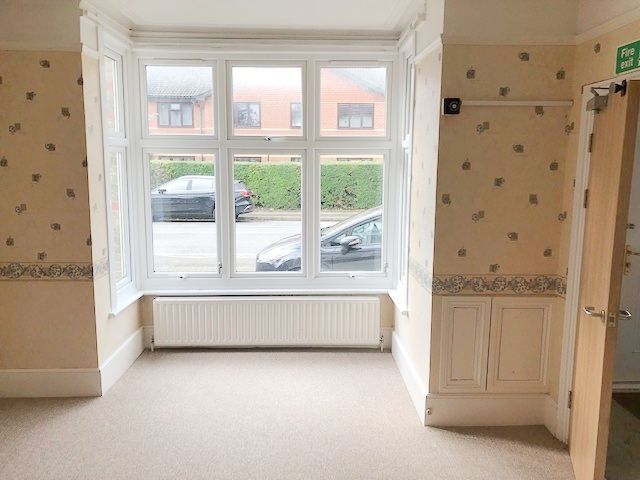 Room Lumley Road in Reigate and Banstead