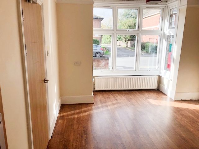 Room Lumley Road in Reigate and Banstead