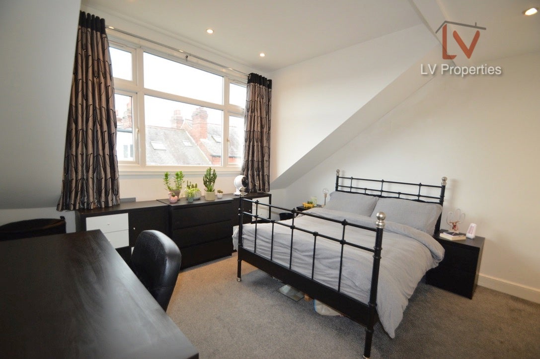 Flat Burchett Grove in Leeds