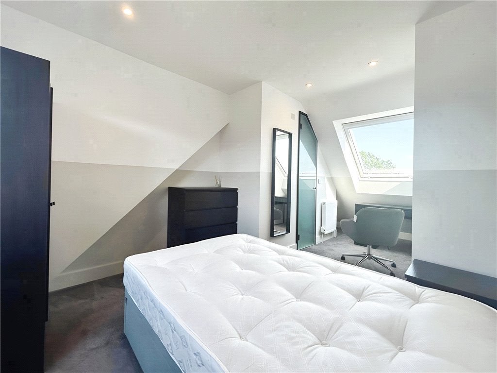 House Roundhill Way in Guildford