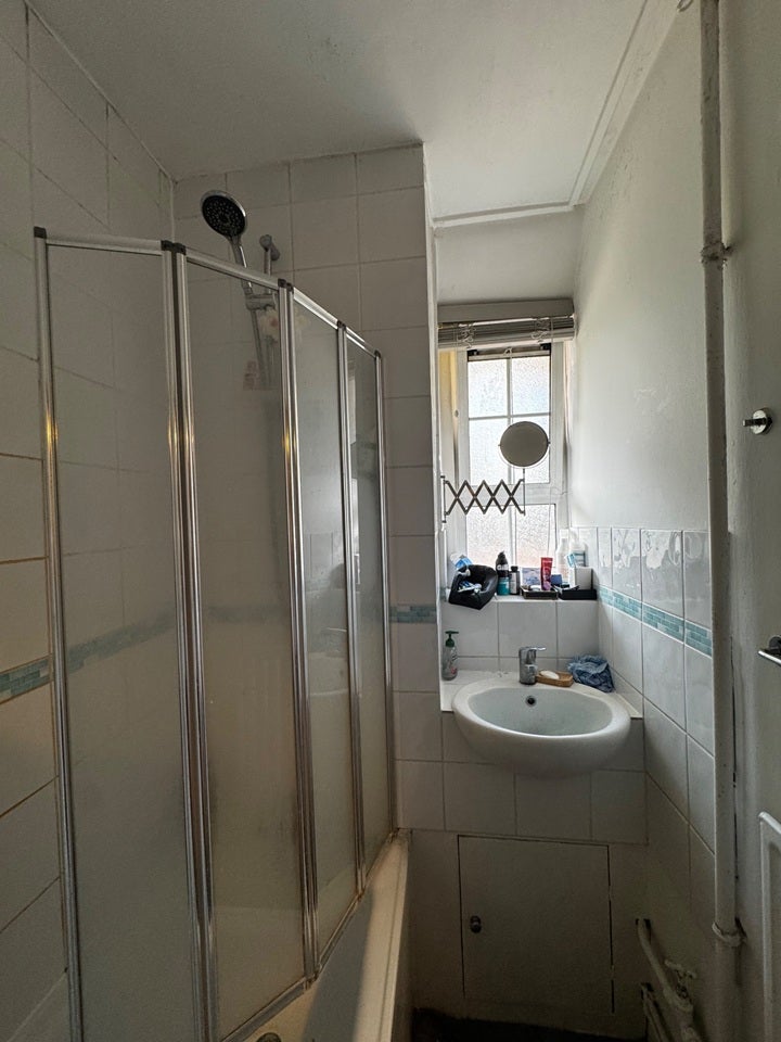 Room Reardon Street in Greater London