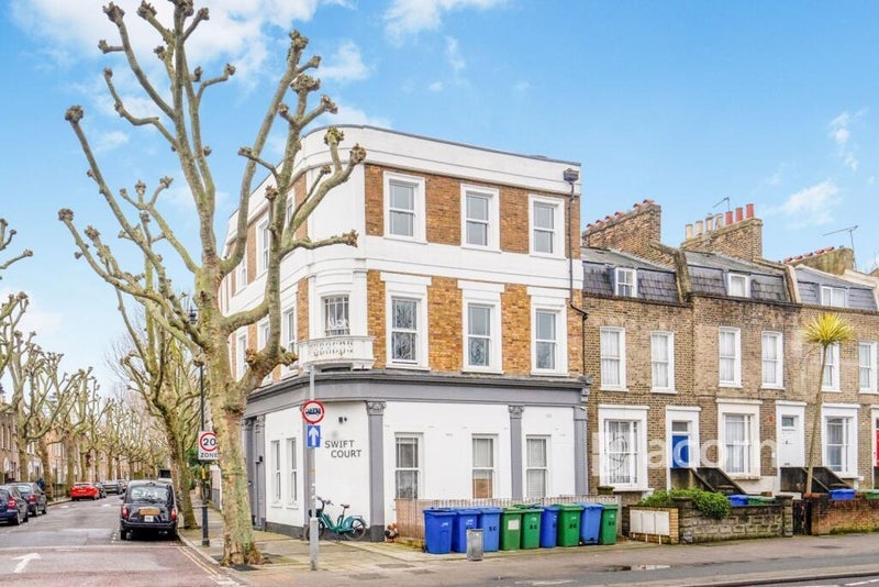 Room Southwark Park Road in Greater London