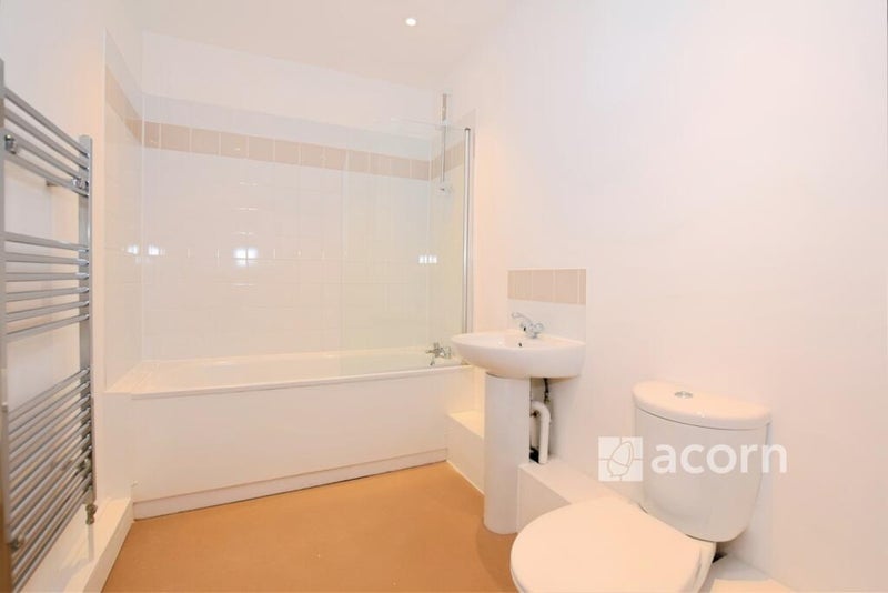 Room Southwark Park Road in Greater London