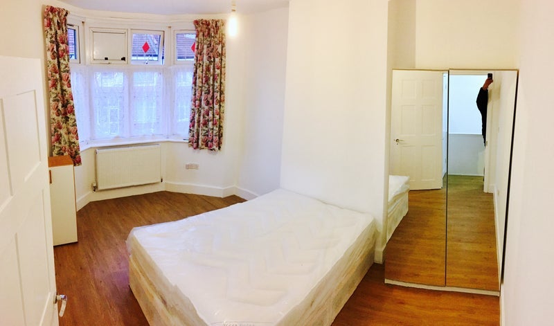 Room Deal Road in Greater London