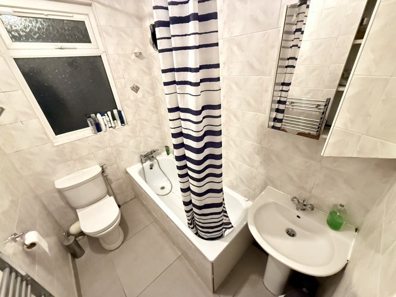 Room Deal Road in Greater London