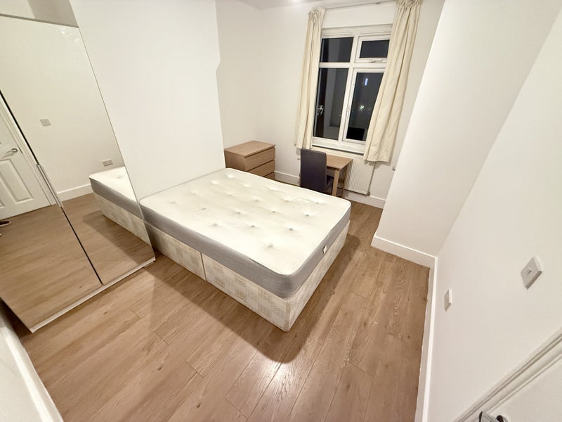 Room Deal Road in Greater London