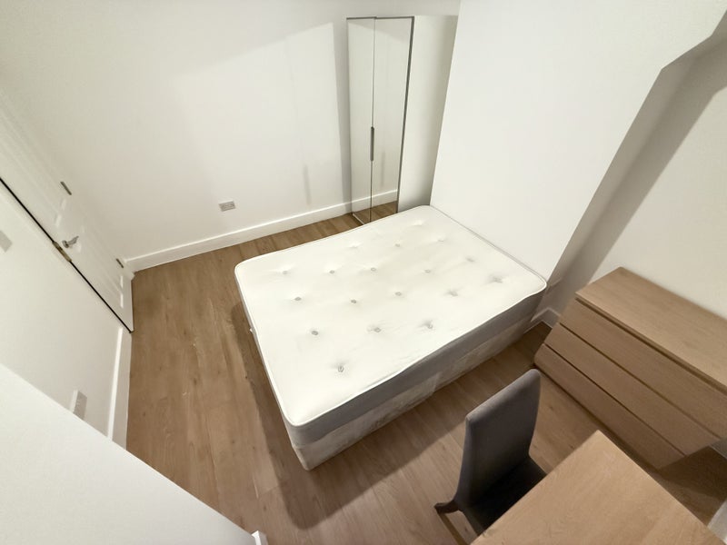 Room Deal Road in Greater London