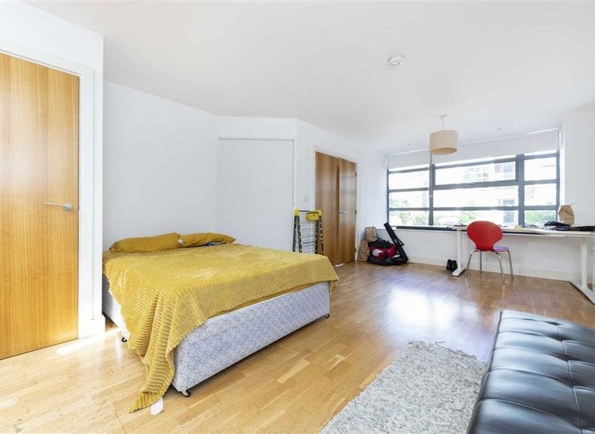 Flat Tanners Yard in Greater London