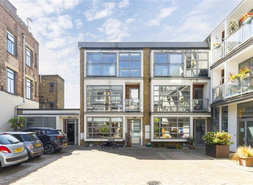 Flat Tanners Yard in Greater London