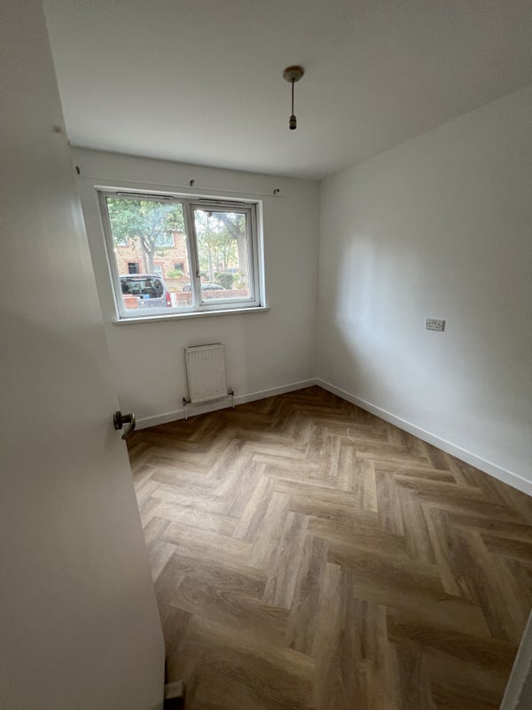 Flat Bath Close in Greater London