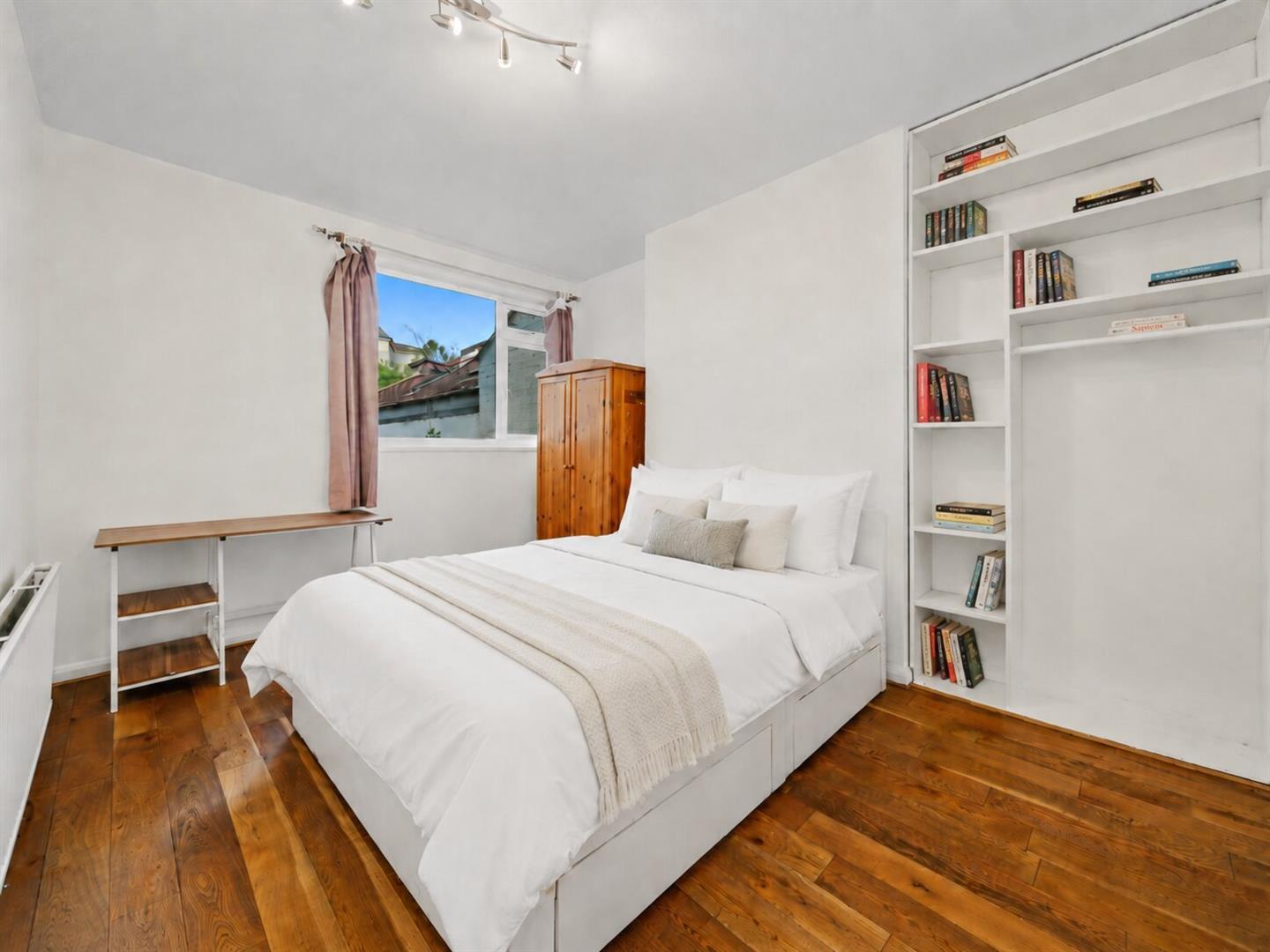 Flat Heriot Road in Greater London