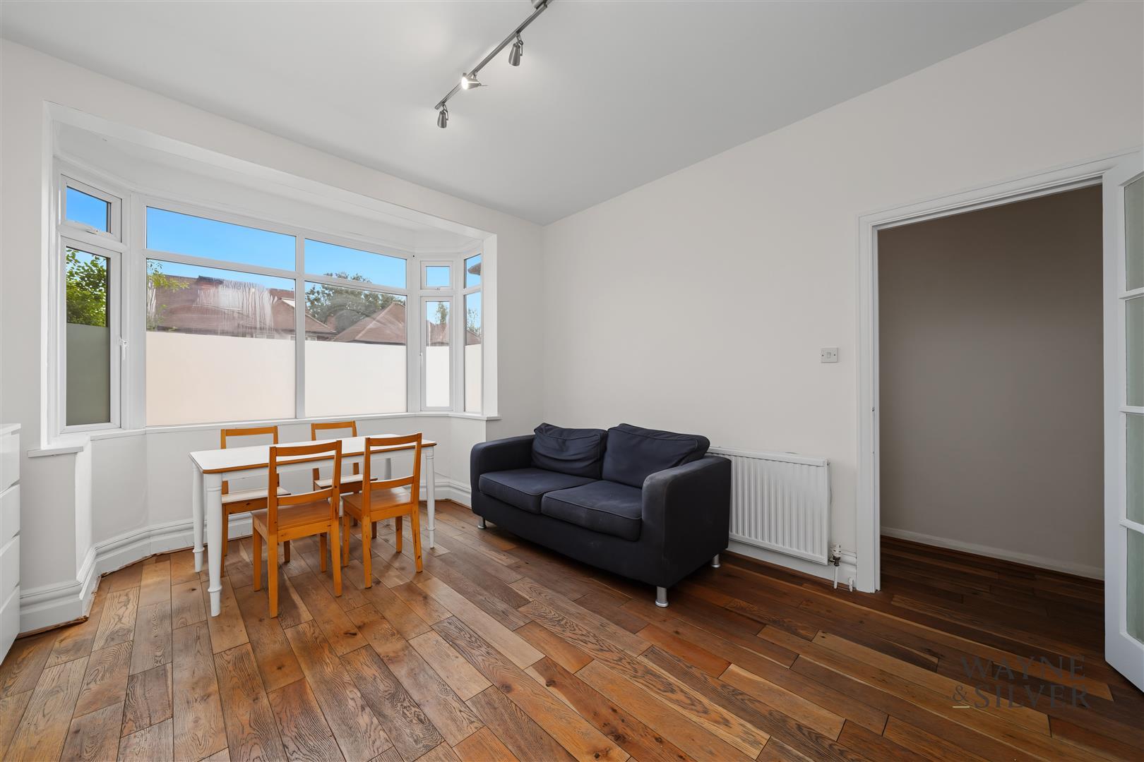 Flat Heriot Road in Greater London