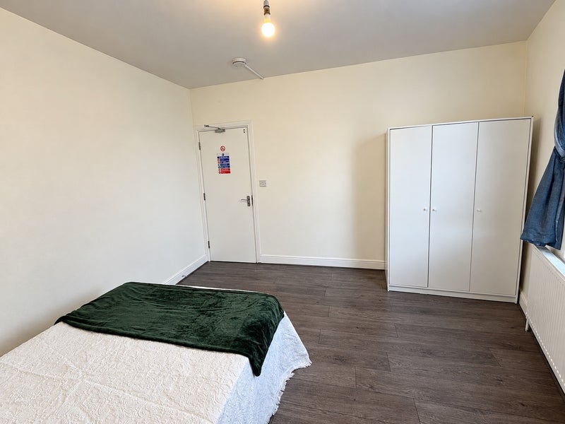 Room Springfield Road in Greater London