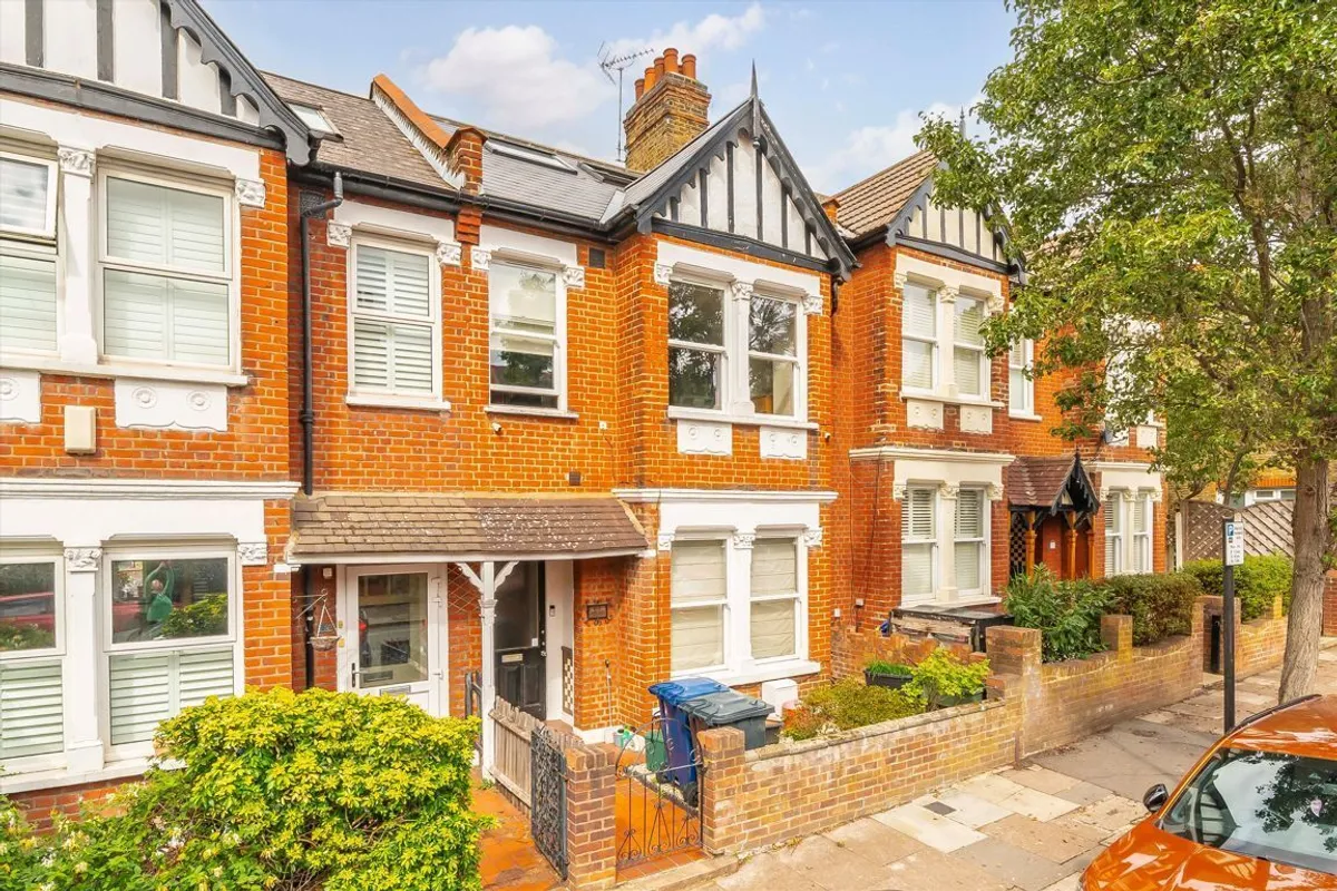 House Myrtle Gardens in Greater London