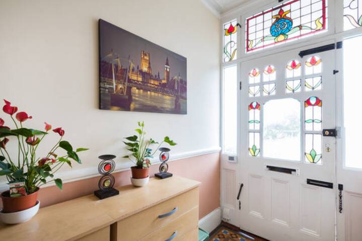 Flat Chatsworth Gardens in Greater London