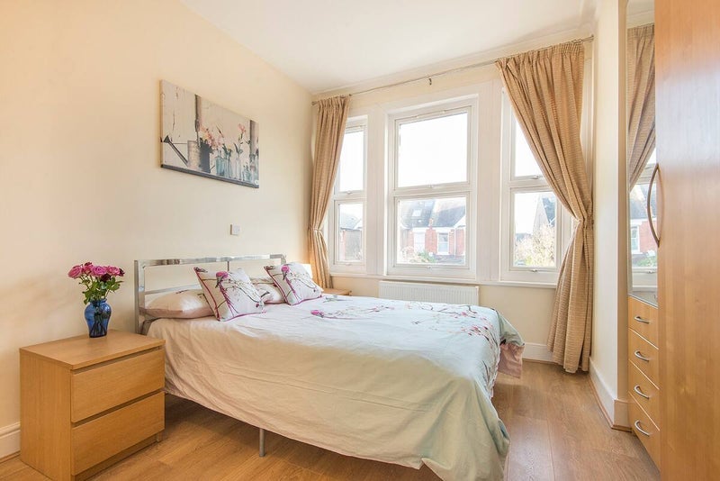 Flat Chatsworth Gardens in Greater London