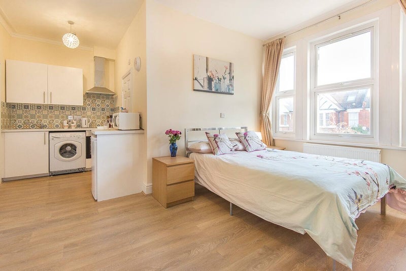 Flat Chatsworth Gardens in Greater London