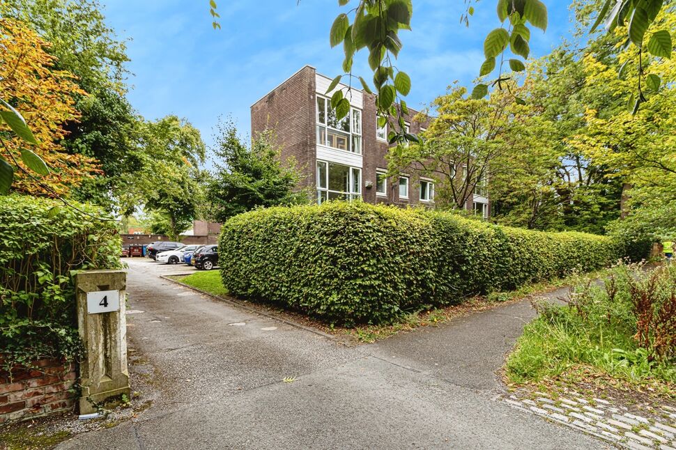 Flat Conyngham Road in Manchester