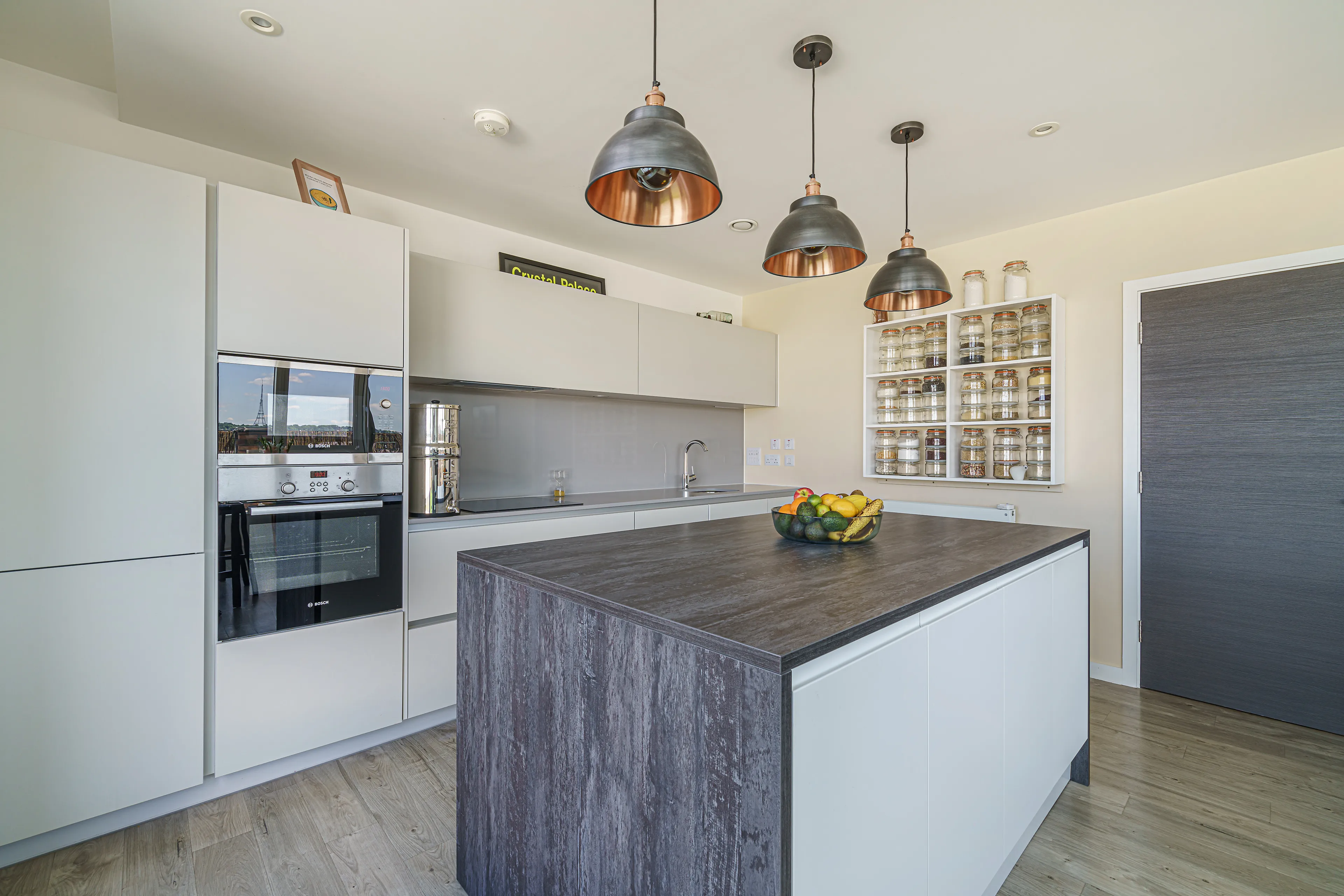 Flat Hatcham Street in Greater London