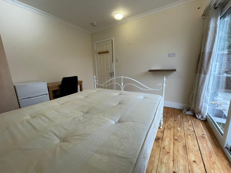 Room Dacca Street in Greater London